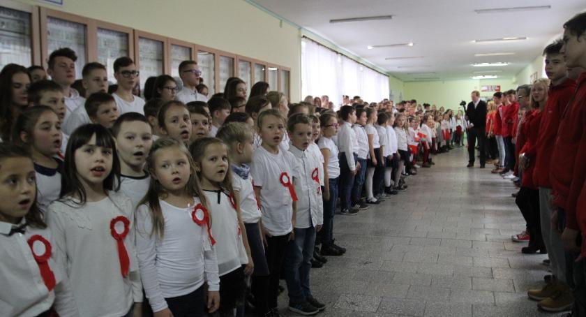 Tak śpiewano hymn w SP5 i innych szkołach