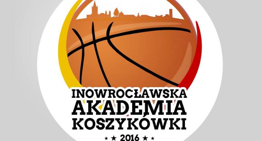Zagra koszykarska młodzież 
