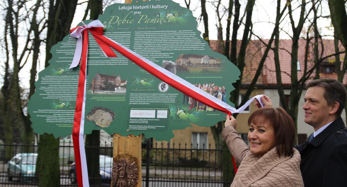 Odsłonili tablice edukacyjne przy III LO
