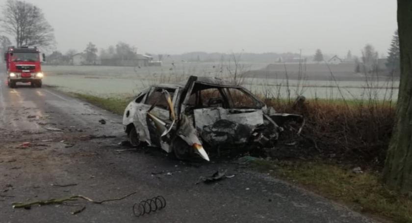 Auto stanęło w płomieniach