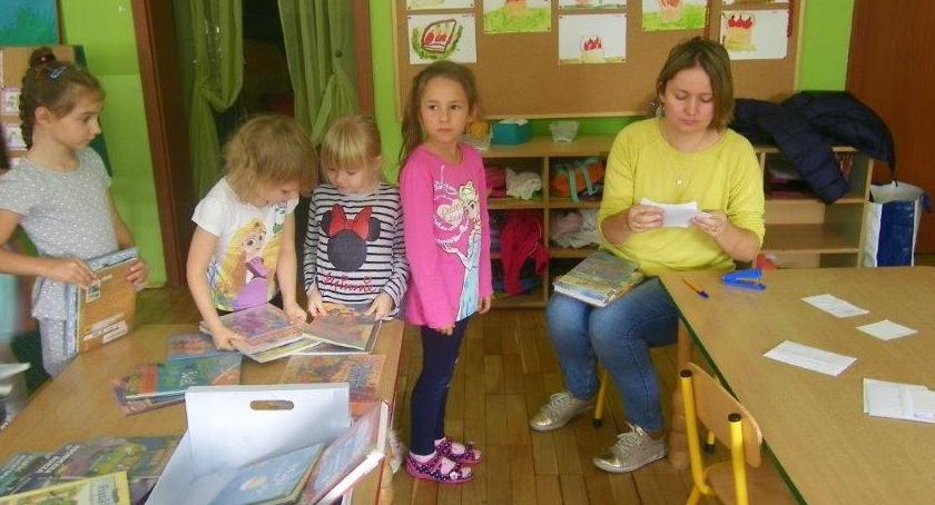 Biblioteczka na kółeczkach