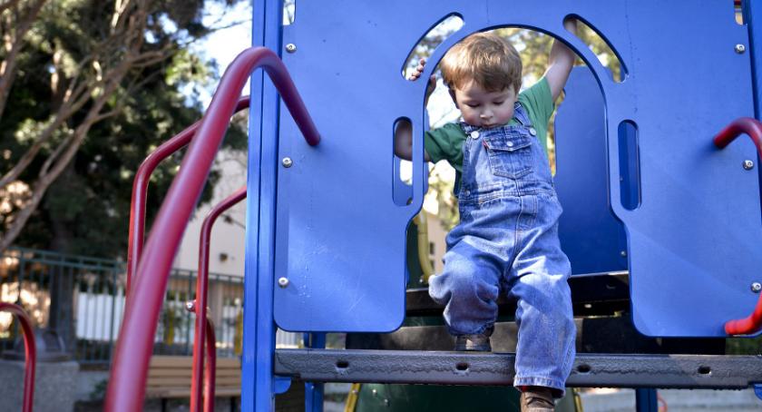 Jakie urządzenia na placu zabaw są najlepsze dla dzieci poniżej 5 roku życia?