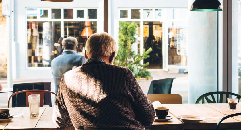 Praca w roli opiekunki osób starszych – czy można wykonywać ją bez doświadczenia?