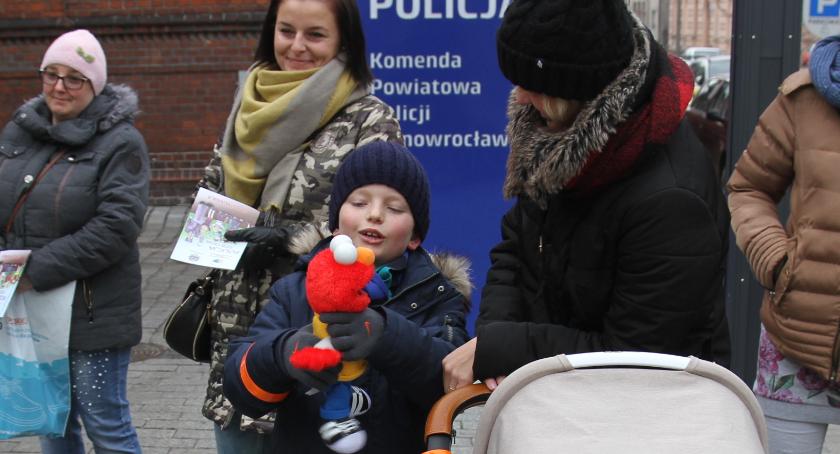 Policjanci i Dziennikarze z okazji Mikołajek dzieciom!