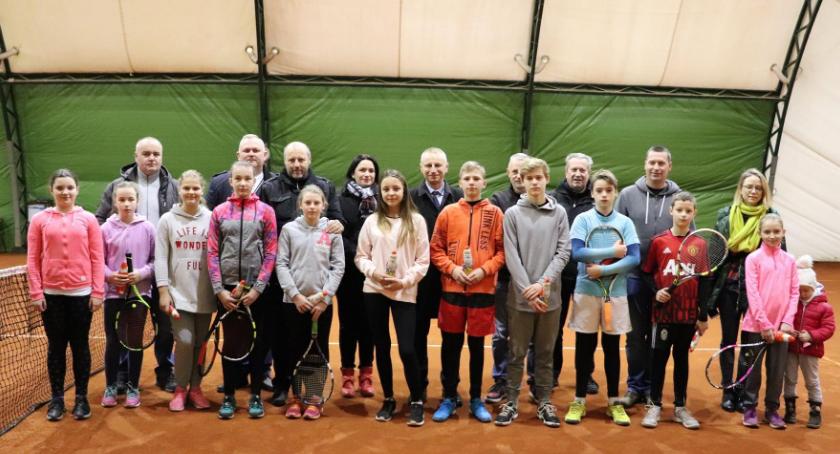 Młodzież rywalizuje na kortach