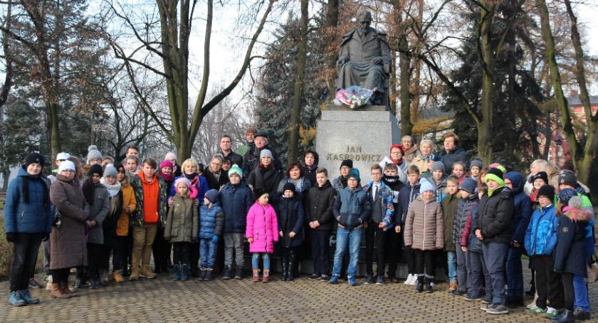 Złożyli kwiaty pod pomnikiem Jana Kasprowicza