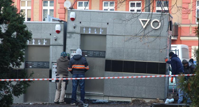 Montowali nowe toalety