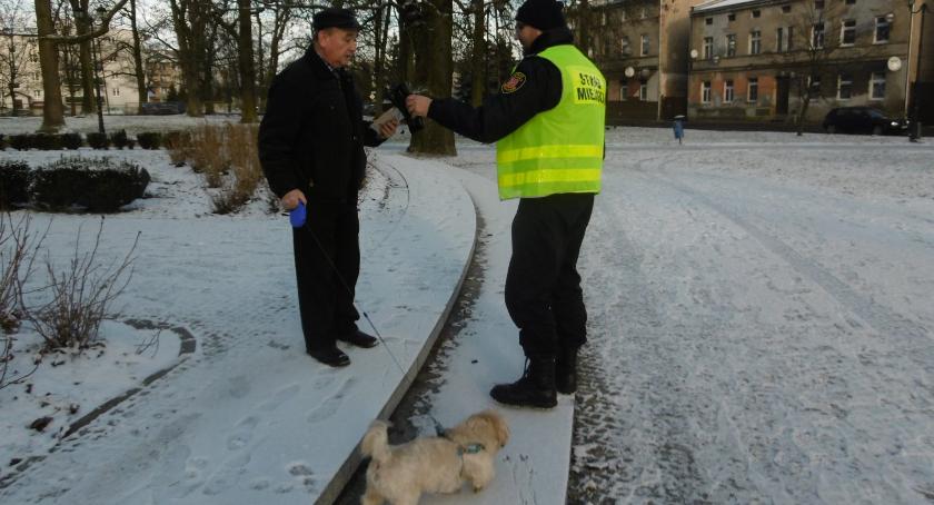 Strażnicy rozdają psie pakiety