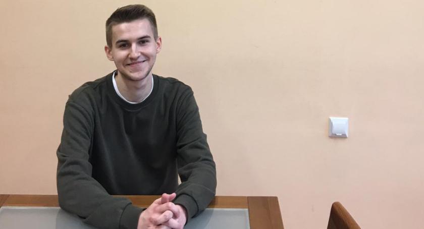 Dobrze zna język angielski