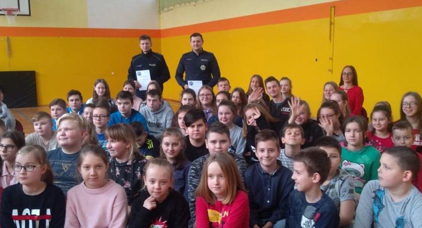 Policjanci odwiedzają szkoły i uczniów