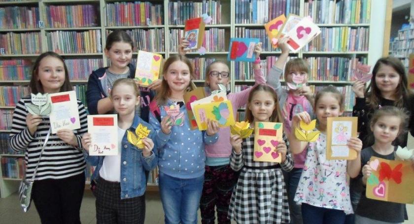 Kociołek rozmaitości w bibliotece