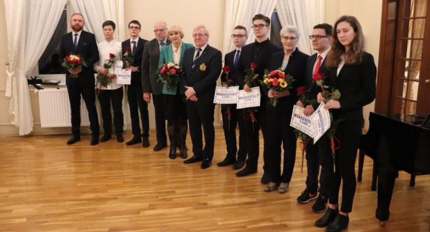 Otrzymali stypendia od Rotarian