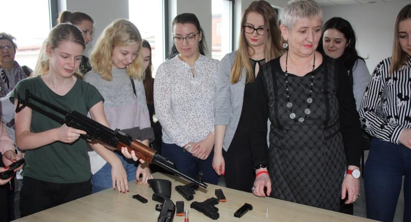 Policja Paniom z okazji Dnia Kobiet