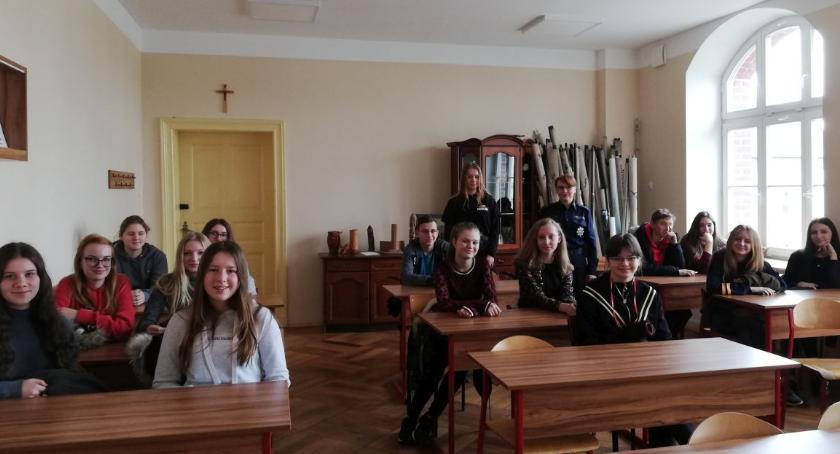 O służbie w Policji, roli i zadaniach tej formacji