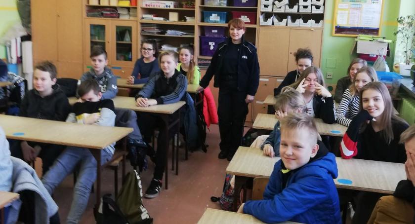 Policjantka na szkolnych zajęciach