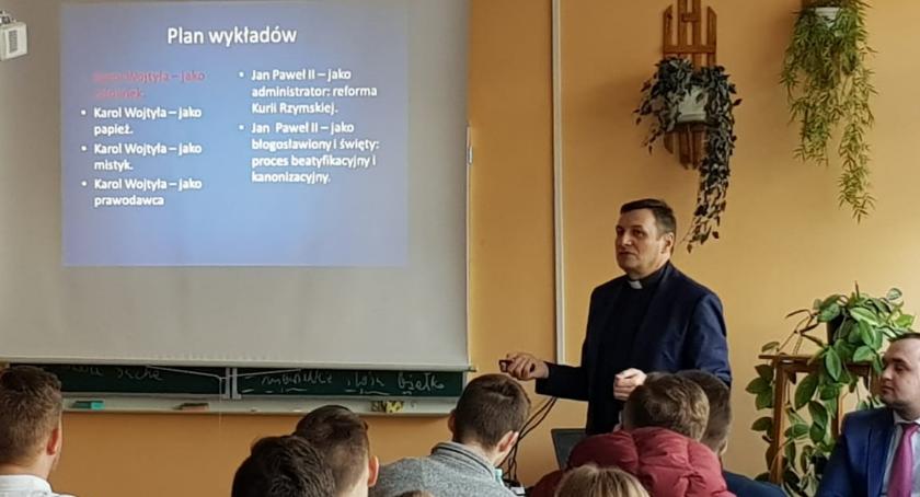 Wykład o Papieżu Janie Pawle II w ZSP w Kościelcu