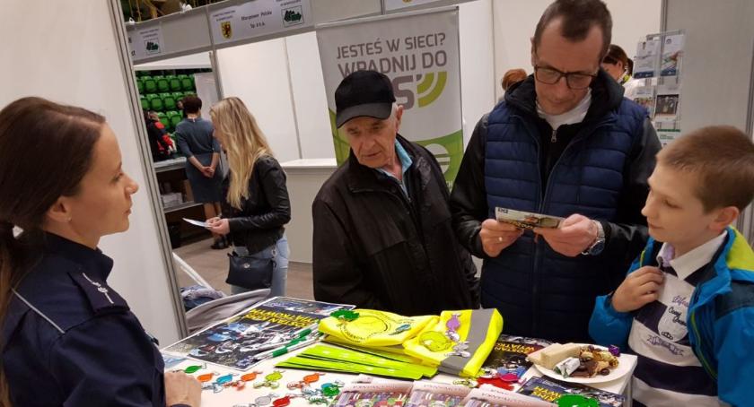 Policjanci z ofertą na XXI Targach Pracy