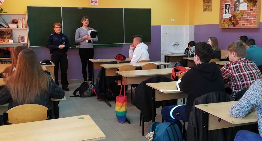 Policjantka na spotkaniu z dziećmi i rodzicami