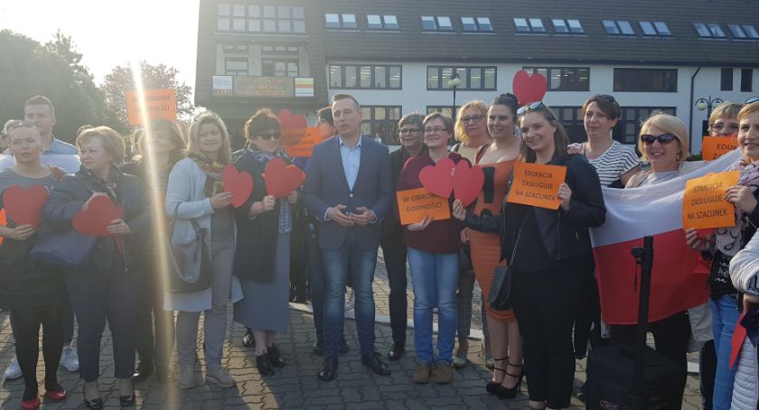 Nauczyciele protestowali przed inowrocławską halą