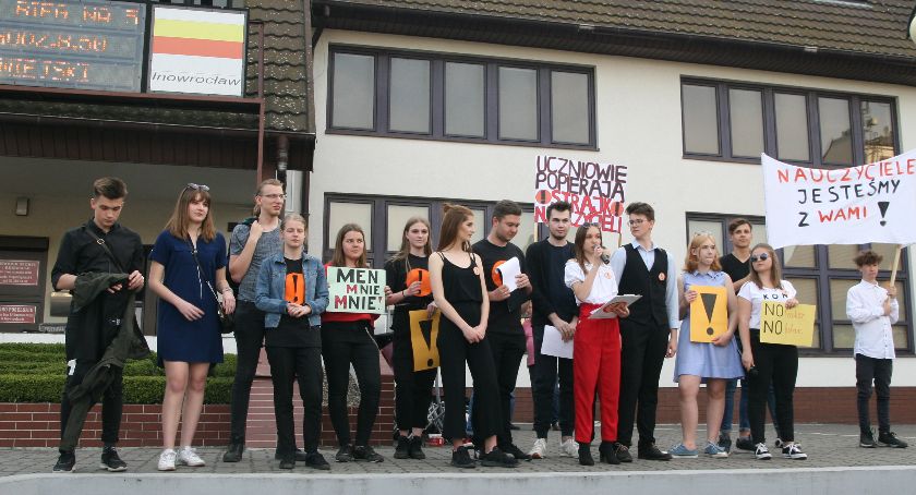 Odbyła się uczniowska manifestacja przed HWS
