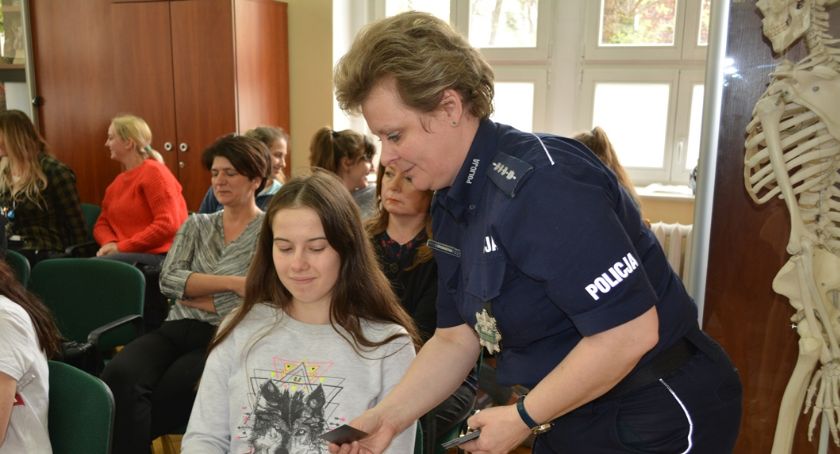 O narkotykach, odpowiedzialności na drodze, rekrutacji do służby i KMZB 