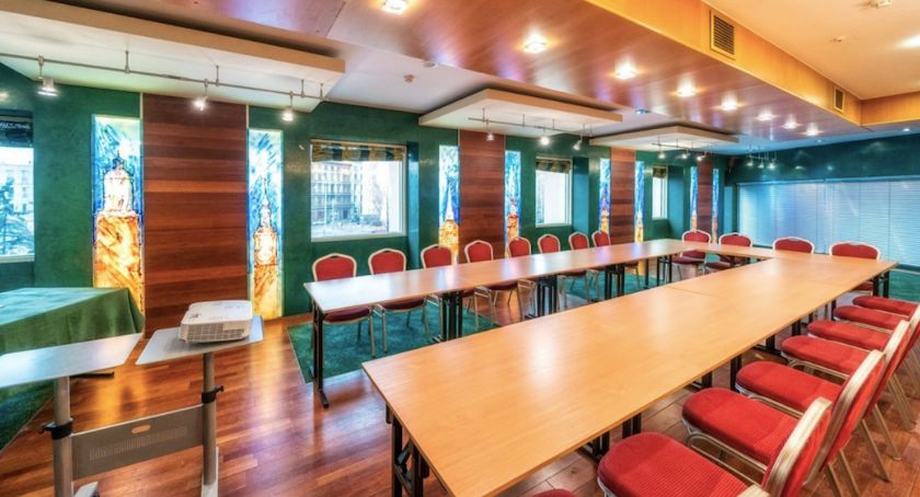 Wydarzenie biznesowe we wrocławskim hotelu. Dlaczego warto je tam zorganizować? 