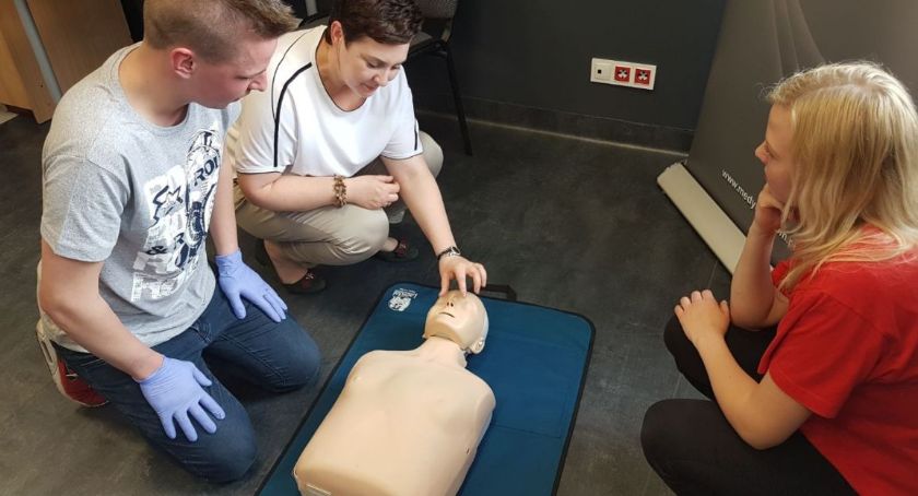 Młodzi kierowcy przeszli trening polegający na doskonaleniu techniki jazdy