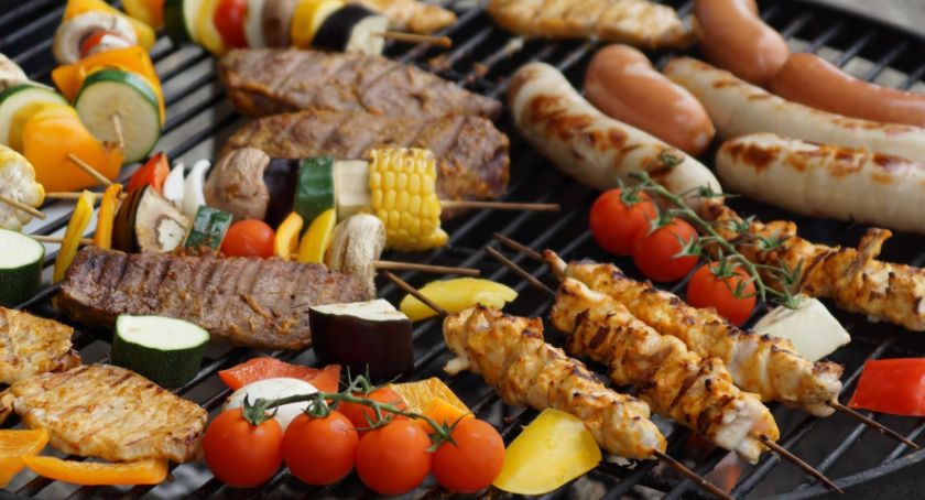 Wrzuć coś na ruszt, czyli jak wybrać grill ogrodowy