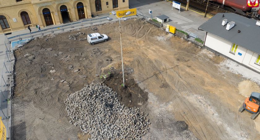 Plac przed dworcem - trwają intensywne prace