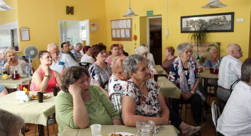 Seniorzy i przedstawiciele służb na wspólnej debacie