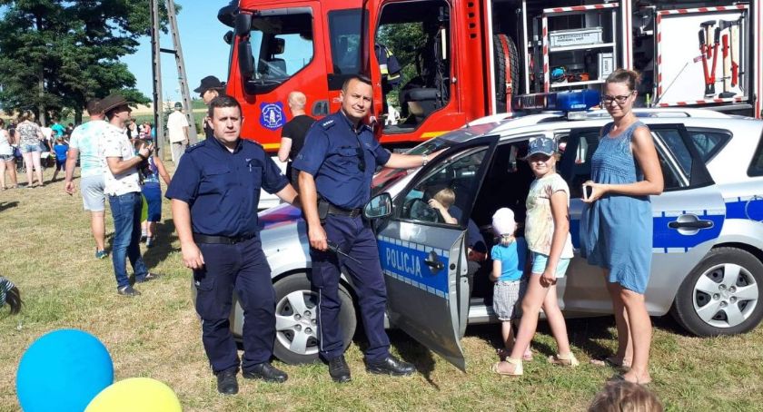 Policjanci i strażacy pilnują bezpieczeństwa na jeziorze