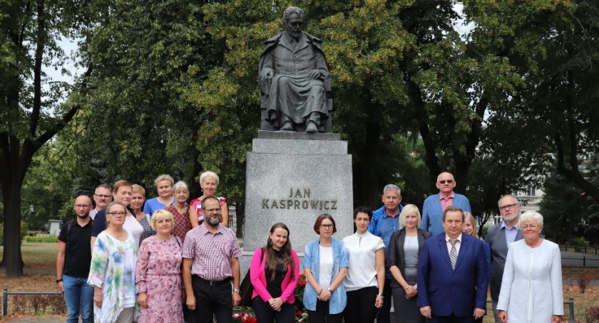 Złożyli kwiaty pod pomnikiem Jana Kasprowicza