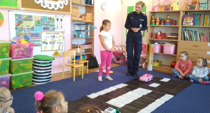 Policjanci uczyli jak być bezpiecznym na drodze
