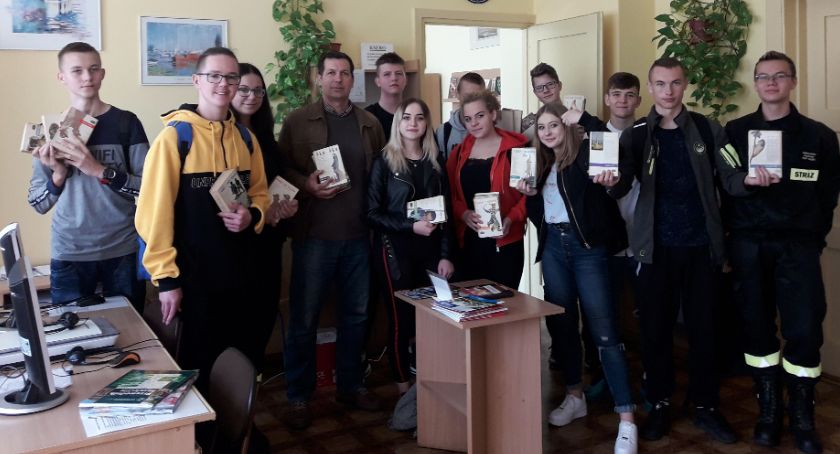 Młodzi strażacy „uwolnili” książki!