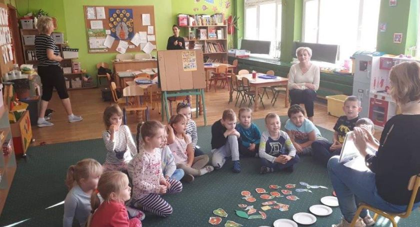 Biblioteczka na kółeczkach