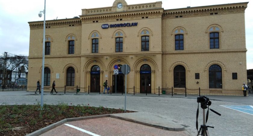 Plac przed dworcem PKP zmienił się nie do poznania