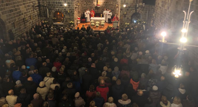 Bazylika pęka w … w szwach!