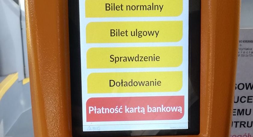 W autobusach za przejazd można zapłacić kartą