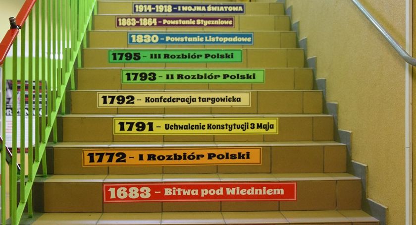 Kolejne edukacyjne naklejki na schodach