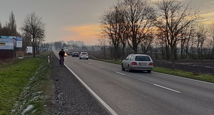 Niebezpieczna droga do ogródków działkowych