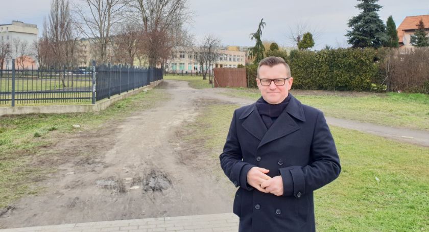Na os. Rąbin brakuje kawałka chodnika