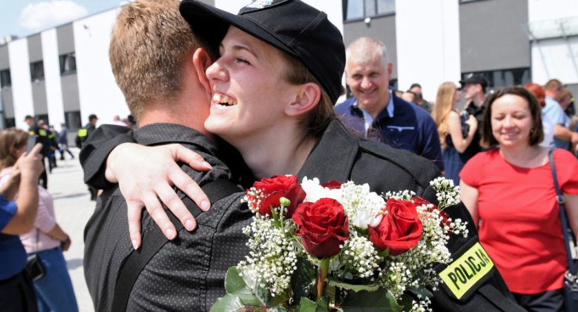 Kobiety w służbach - najwięcej w straży granicznej i policji; najmniej w straży pożarnej i SOP