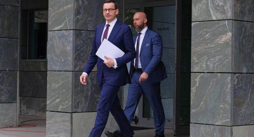 Premier: mniejszy od spodziewanego przyrost zachorowań nie może nas usypiać