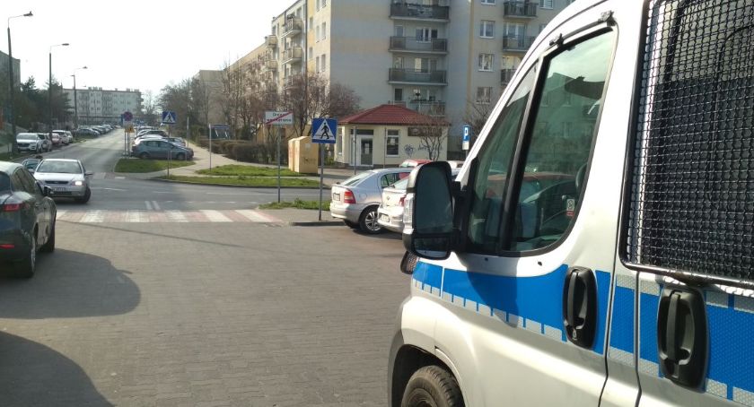 Zostań w domu i przestrzegaj zaleceń spowodowanych pandemią