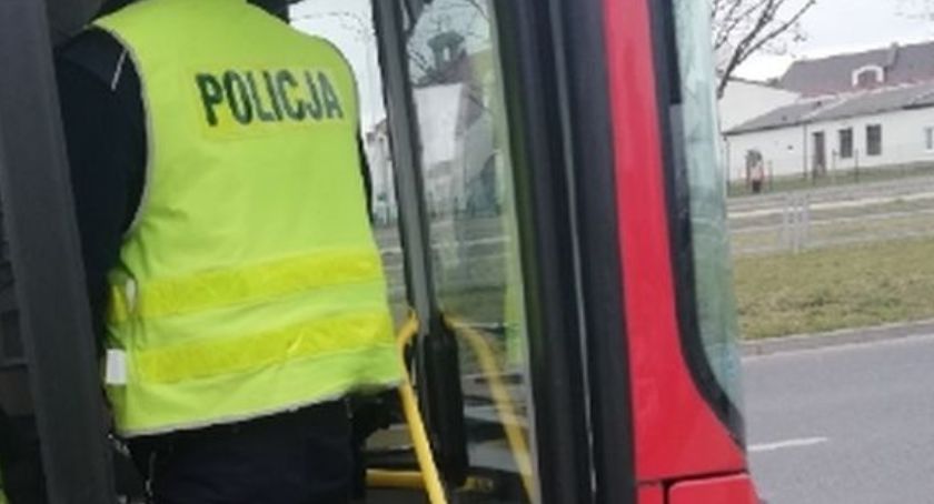 Policjanci kontrolują limit pasażerów w autobusach