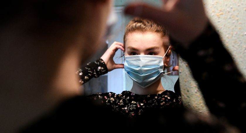 Zakrywanie ust i nosa obowiązkowe; warto nauczyć się, jak prawidłowo to robić