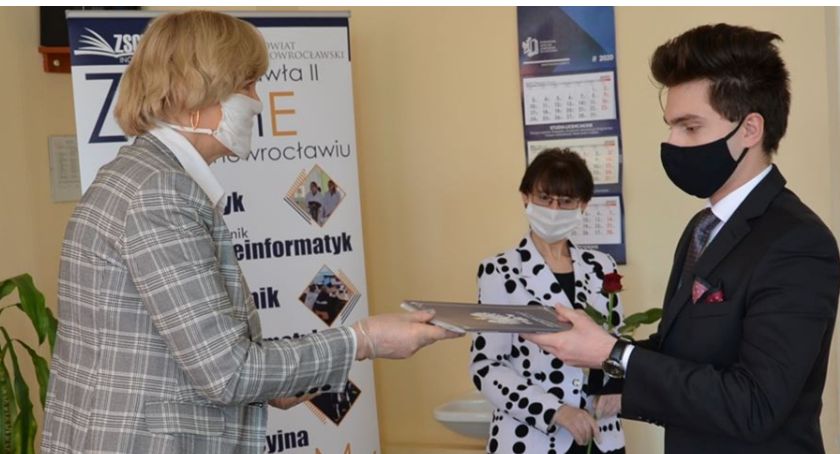 Komers w maseczkach w Zespole Szkół Chemiczno-Elektronicznych im. Jana Pawła II