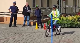 Zdybywali kartę rowerową pod czujnym okiem policjanta