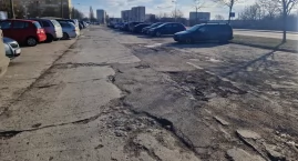 Ten parking wymaga remontu