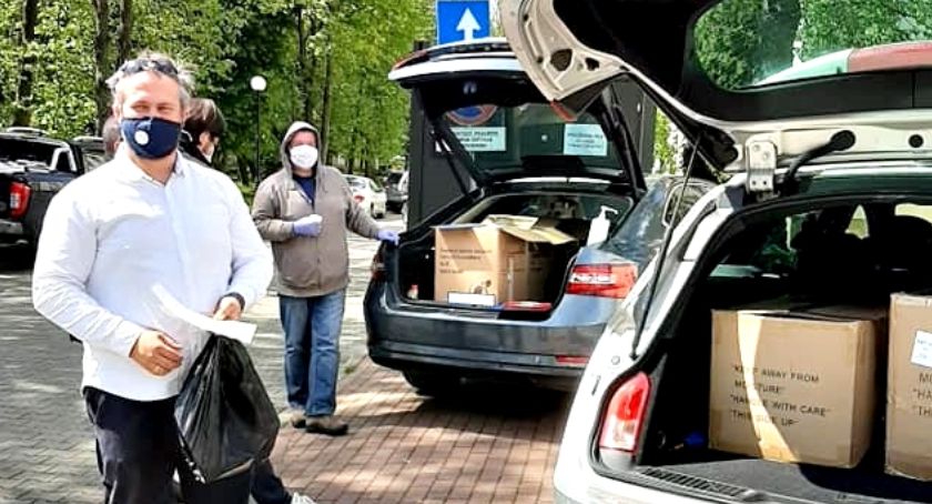 Maseczki, gogle i przyłbice trafiły do płońskiego szpitala
